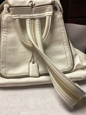 ÇLARKS WHITE LEATHER SMALL BACK PACK. NEW. AMAZING STYLISH.